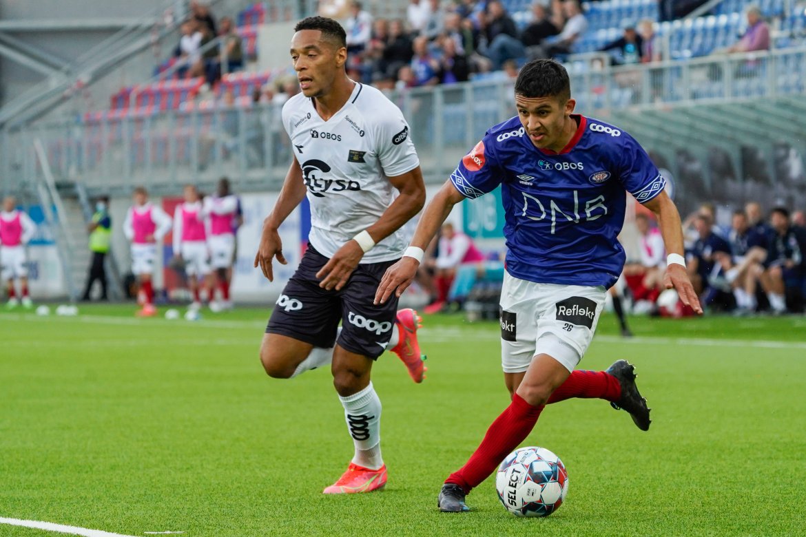 Sahraoui satte på lekkert vis opp lagkamerat Kjartansson  til 1-0 mot Viking. Her i duell med bortelagets Kevin Kabran.