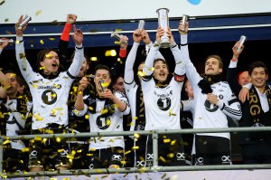 Kaptein Mike Lindemann Jensen løfter kongepokalen etter kampen Foto: Sjur Stølen / Digitalsport