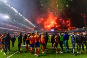 Aafk rykket opp etter 4-2 seier over Ullensaker/Kisa på lørdag. Det. ble feiret med fyrverkeri på stadion.