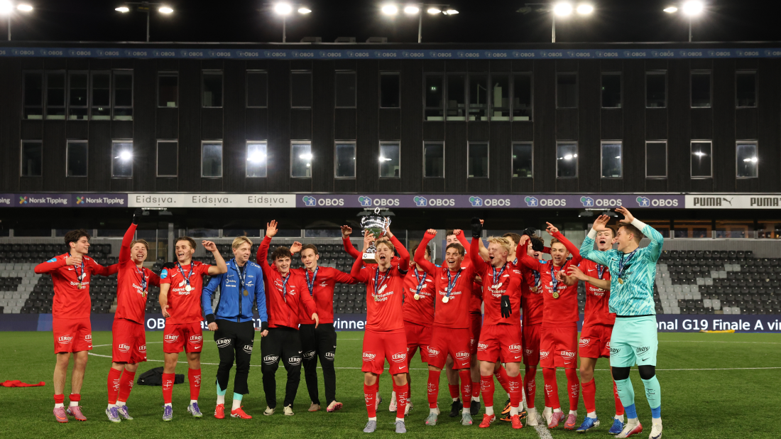Kaptein Sondre Blumenfeldt Vindenes kunne løfte troféet sammen med David Steinegger og resten av laget.