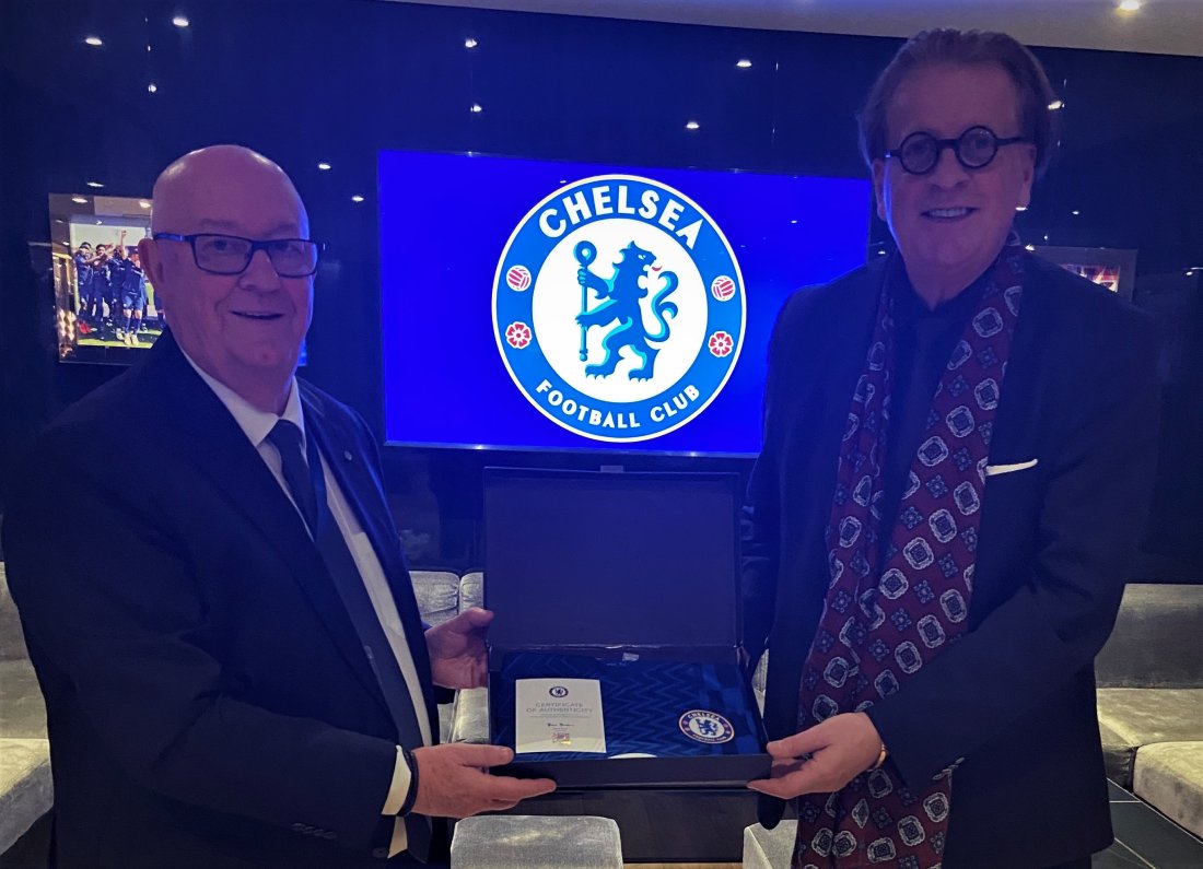 Chelsea FC Dir David Barnard donerer en signert Drakt til Auksjonen