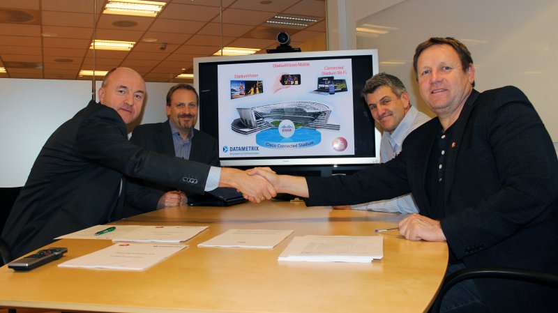 Avtalen signeres. Foto: Thomas Torjusen