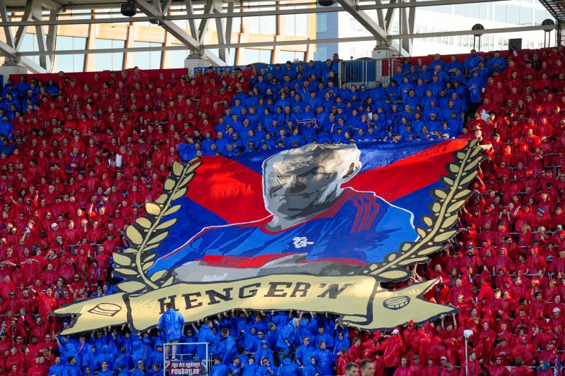 Herlig TIFO før kampen mellom Vålerenga og HamKam på Intility Arena. Foto: Fredrik Varfjell / NTB