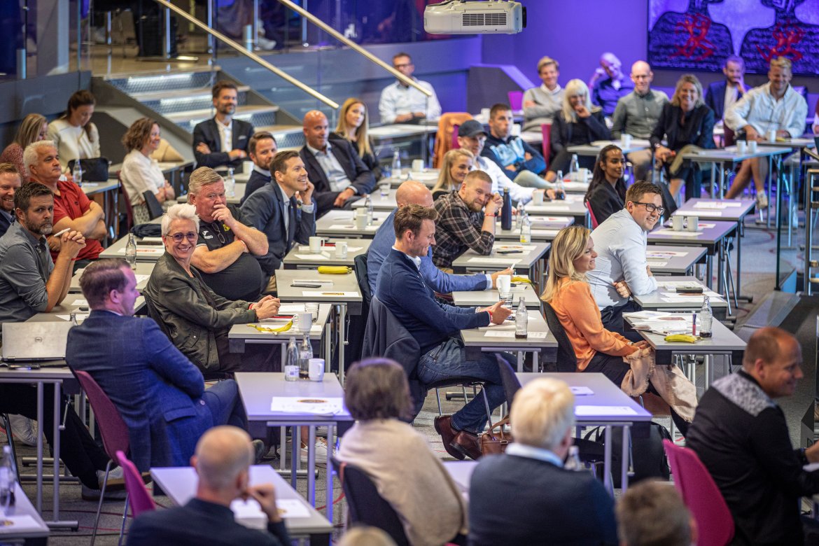 Både god avstand og god stemning i salen under fagsamlingen