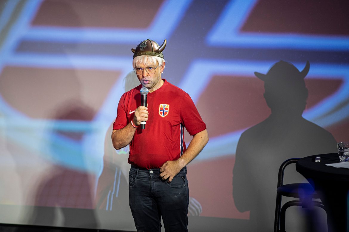 Norge-supporter Pål Frøiland kom innom for å dra opp stemningen foran dagens kamp