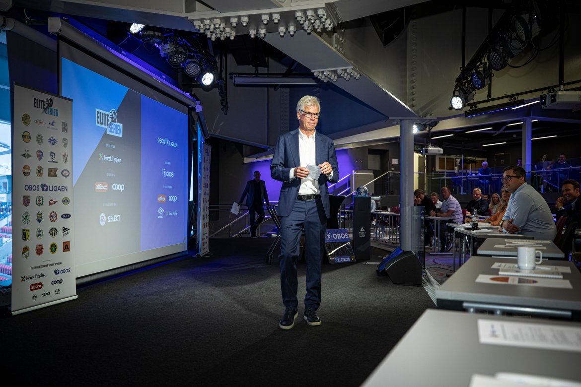 Administrerende direktør i Norsk Toppfotball Leif Øverland fikk åpne ballet under dagens fagsamling