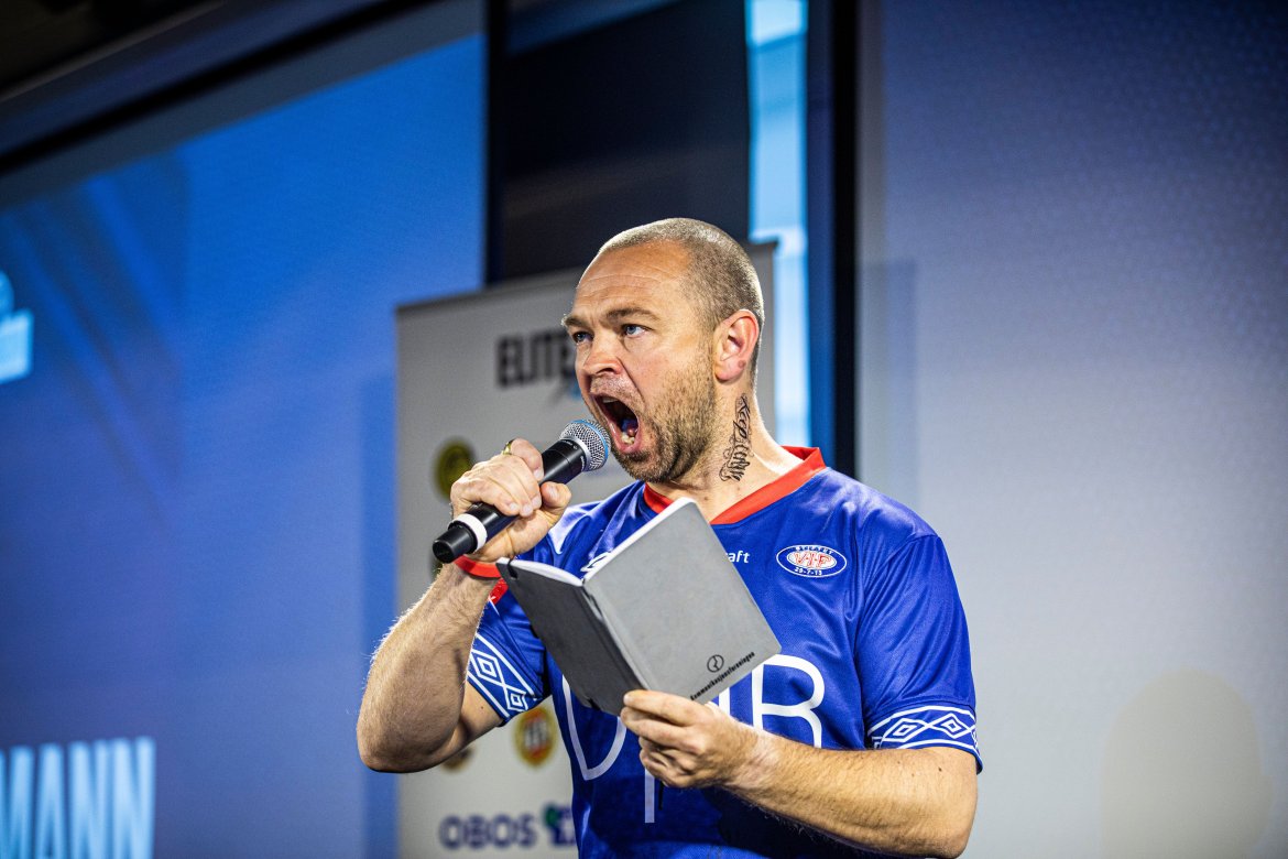 Vålerengasupporter Bård Eriksen var på plass, og serverte en ekte supportersang
