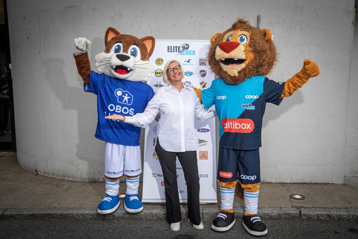 Maskotene Løvis og Brasse tok imot alle gjestene ved ankomst. Her står de med Vibecke Utengen fra Altibox.