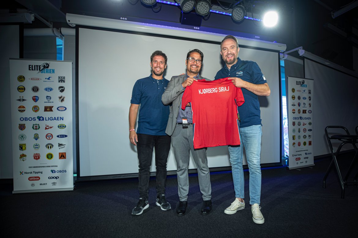 Alle foredragsholdere fikk utdelt en landslagsdrakt fra dagens konferansierer Freddy dos Santos og Bernt Hulsker