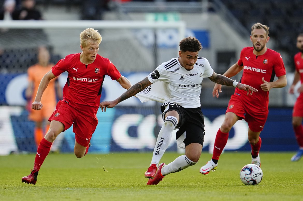 Holm i duell med tidligere RBK-spiller Birger Meling under kvalifiseringskamp til Conference League