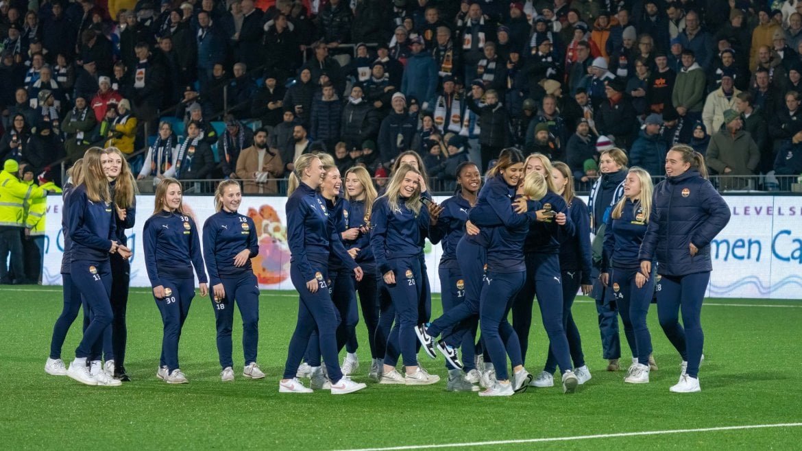 Jenter som underholdt under ælv-classico.