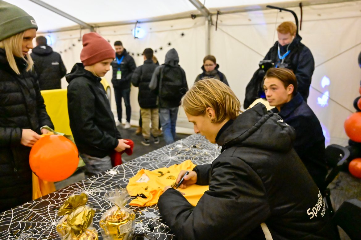 Patrick Berg og Ulrik Saltnes skrev uttalige autografer før kampen.