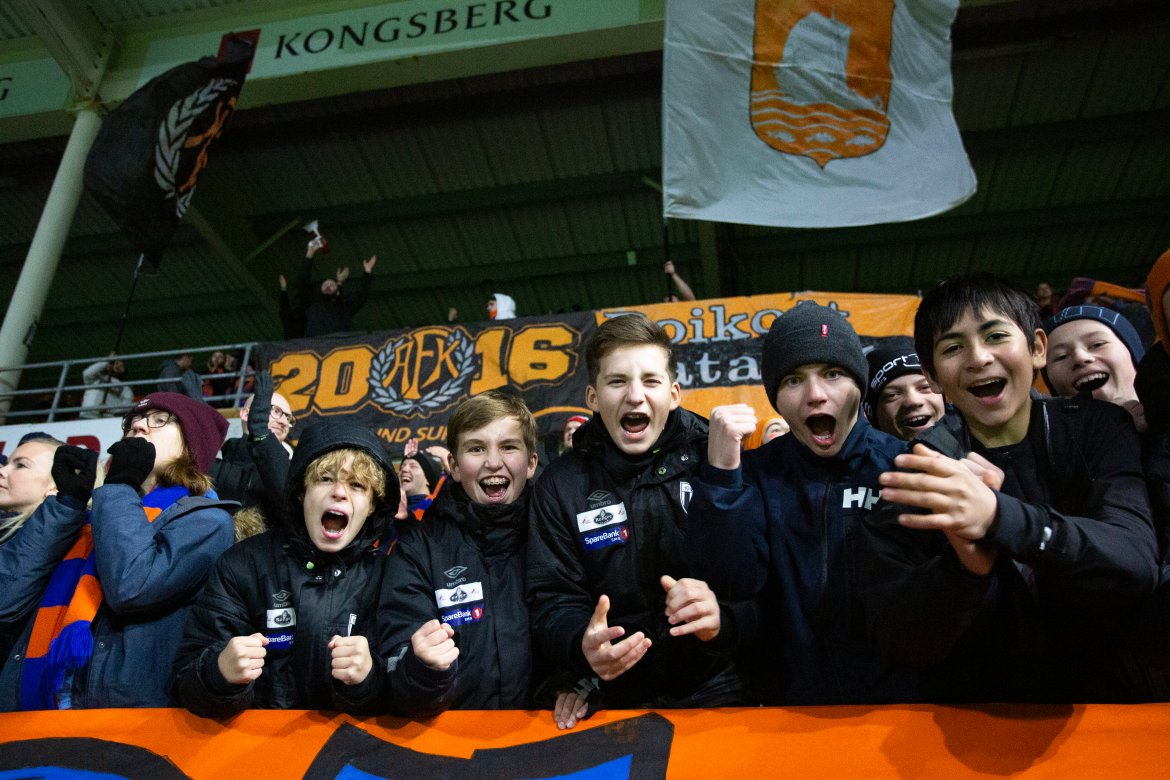 Denne gjengen hadde tatt turen for å se laget sitt rykke opp til den øverste divisjonen etter en sesong nede i OBOS-ligaen.