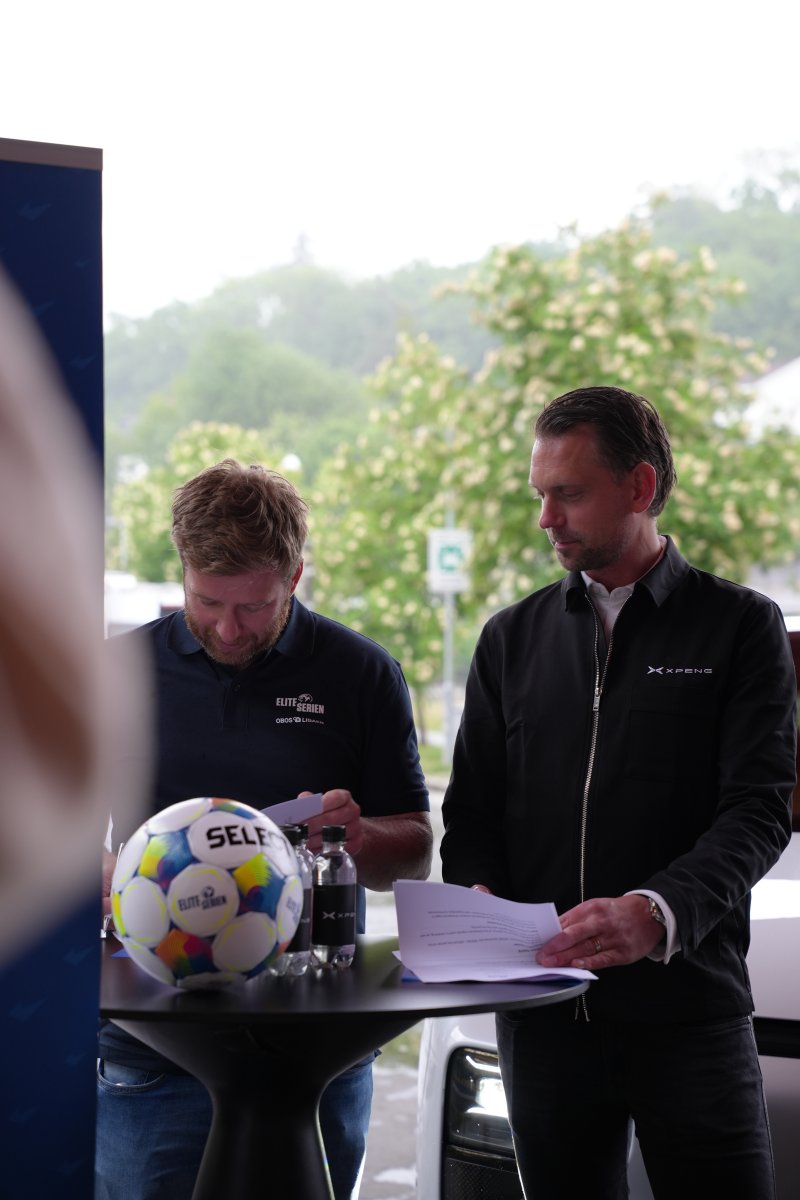 Jens Haugland og Claes Persson signerte avtalen på Ullevaal mandag.