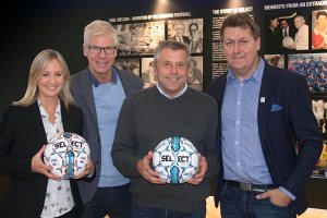 Hege Jørgensen (SKF), Leif Øverland (NTF), Steinar Felde (SELECT) og Pål Breen (NTF) viser stolt frem de nye ligaballene for Eliteserien og Toppserien.